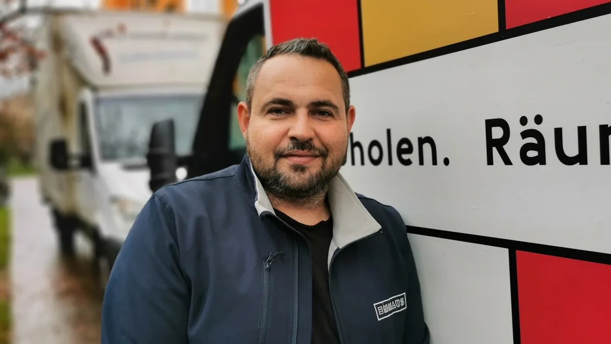 Enver Rexhepi posiert vor einem Räumungstransporter.